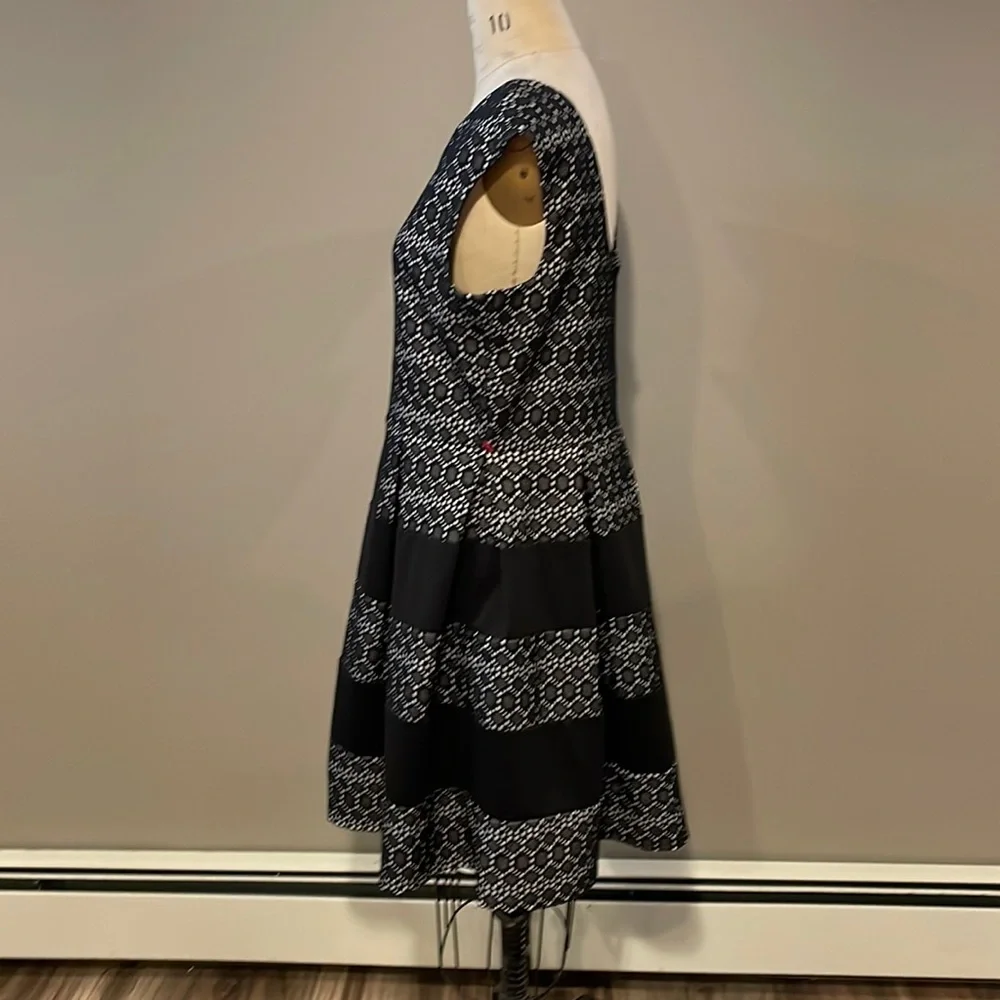 Tiana B sleeveless midi scoop neck fit and flare dress - Picture 3 of 8